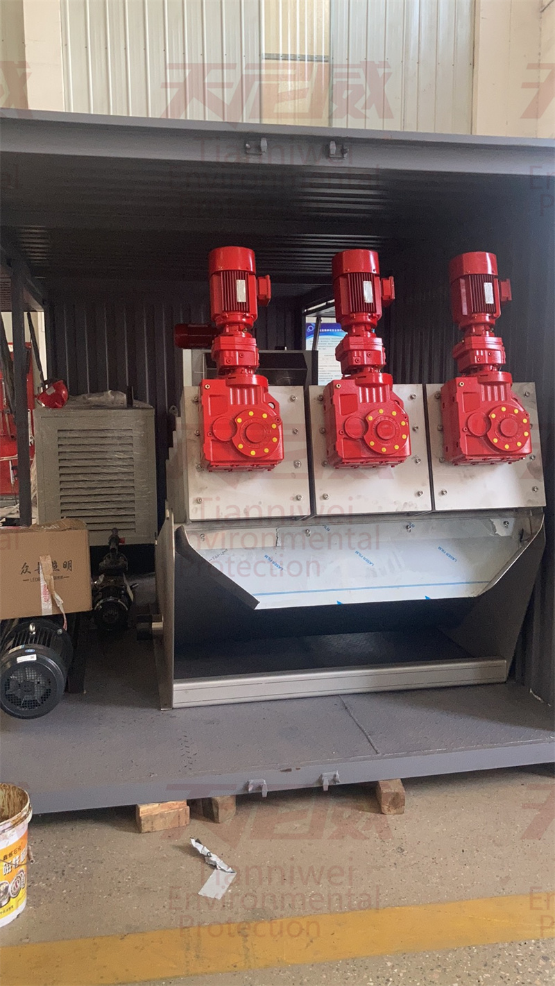 天尼威环保河道淤泥清理车具体型号及特点
